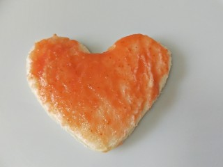 14、情人节爱心早餐,切下的心形吐司也抹上山楂酱放在煎好的吐司上