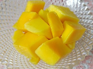 15、情人节爱心早餐,芒果切块儿