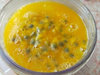 17、情人节爱心早餐,打好的芒果汁加入一个百香果汁搅拌均匀