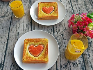 18、情人节爱心早餐,煎好的爱心吐司,打好的百香果芒果汁,美美的双人早餐就做好了