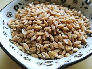 1、夏季养心，小麦大枣百合粥,小麦，超市里有售，而浮麦比小麦更凉，内热脏燥严重的人，可以到药店买浮小麦，更有清热除烦功效。