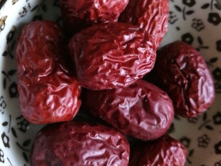 2、夏季养心，小麦大枣百合粥,红枣洗净