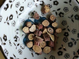 4、夏季养心，小麦大枣百合粥,甘草，高血压者不加