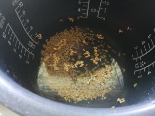 9、夏季养心，小麦大枣百合粥,小麦洗净，用高压锅炖煮三十分钟。