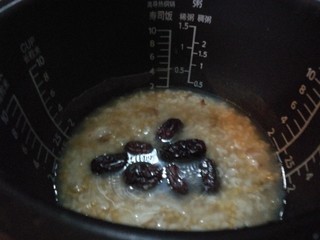 10、夏季养心，小麦大枣百合粥,加入百合、红枣、麦冬、大米、茯苓粉，按煮粥档，煮一小时。