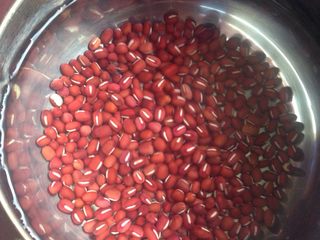 1、红豆汤,泡红豆2小时以上。