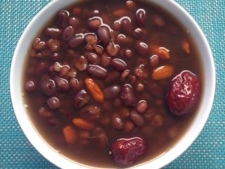 5、红豆汤,最后熬成两碗汤的样子，起锅，完成！