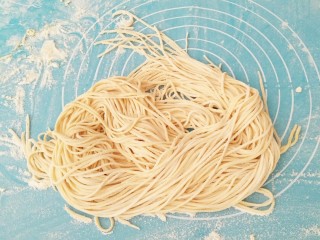 1、鲜虾菌菇面,准备湿面。