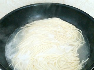 2、鲜虾菌菇面,锅中注水烧开，放入盐3克，煮熟面条。