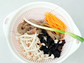 4、鲜虾菌菇面,准备，黑木耳，白玉菇，胡萝卜丝，葱，姜，大虾。