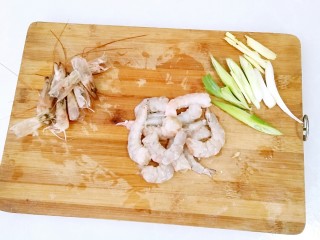 5、鲜虾菌菇面,葱切段，姜切丝，虾仁躯壳保留头部备用。