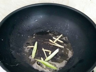 7、鲜虾菌菇面,放入葱姜炒出味。