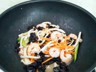 11、鲜虾菌菇面,翻炒均匀，撒上盐2克，即可出锅！