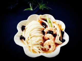 12、鲜虾菌菇面,所有的食材，一起调入大碗中即可食用！