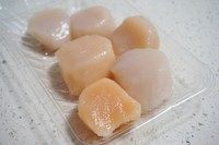 1、茄汁意面配嫩煎带子,扇贝柱冲去表面杂质后用厨房纸巾彻底擦干表面水分，然后用少许海盐和黑胡椒腌制片刻