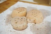 2、茄汁意面配嫩煎带子,用少许海盐和黑胡椒腌制片刻