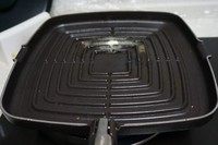 7、茄汁意面配嫩煎带子,取铸铁烤盘一只烧至滚烫，加入一小块黄油