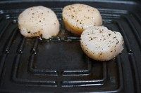 8、茄汁意面配嫩煎带子,将带子放在烤盘上，两面各煎40秒左右