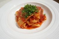 11、茄汁意面配嫩煎带子,意面装盘，撒上欧芹碎，再将扇贝置于顶上即可