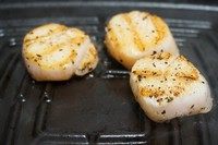 9、茄汁意面配嫩煎带子,侧面也略煎一下，夹出来放在保温容器里