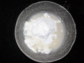 1、满园春色香肠披萨,面粉中加入白糖，温水，酵母粉。