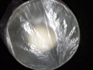 2、满园春色香肠披萨,揉成光滑的面团，醒发至两倍大。