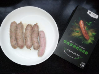 3、满园春色香肠披萨,珍妮珍馐罗勒香肠大火蒸15分钟，放凉备用。