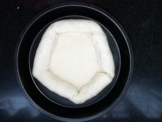 6、满园春色香肠披萨,依次裹紧。