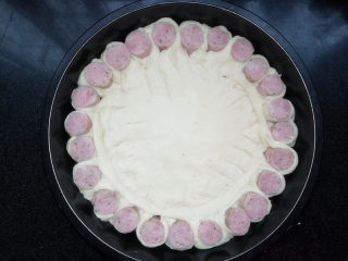 8、满园春色香肠披萨,将香肠依次翻转过来，整理好。