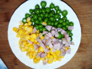9、满园春色香肠披萨,豌豆、玉米淖一下水，还有一些切碎的香肠准备好。