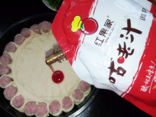 10、满园春色香肠披萨,在饼皮上用叉子戳一些小洞，倒上披萨酱或者番茄酱或者咕咾汁。