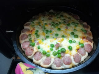 14、满园春色香肠披萨,烤箱预热180℃，中层烤20分钟。