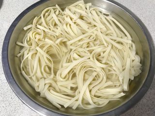 3、馋嘴版家庭烤鱼,这时我们准备干豆腐切丝。