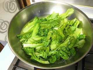 7、馋嘴版家庭烤鱼,油麦菜热水汆烫一下。