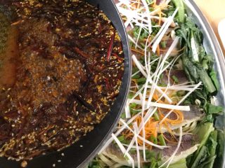 13、馋嘴版家庭烤鱼,趁热倒在烤盘的鱼上。