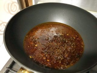 10、馋嘴版家庭烤鱼,锅里放半小碗油，烧热后，下入火锅底料，烹香。