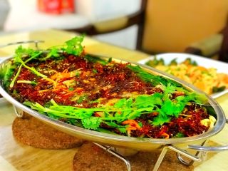 14、馋嘴版家庭烤鱼,烤盘下面有酒精盒，加上酒精块，点燃，加上几根香菜，如此红红火火，香香麻麻辣辣的烤鱼就做好了。