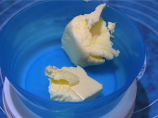 1、舌尖3栩栩如生瓜子酥（低粉版）,将黄油称量出来，在室温下软化成膏状。