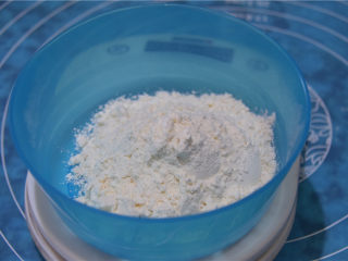 2、舌尖3栩栩如生瓜子酥（低粉版）,白色面团和黑色面团在这一步开始是一致的，按照上述配方的分量分别称量低筋面粉。