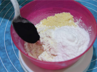 5、舌尖3栩栩如生瓜子酥（低粉版）,黑色面团要增加的部分是添加竹炭粉。