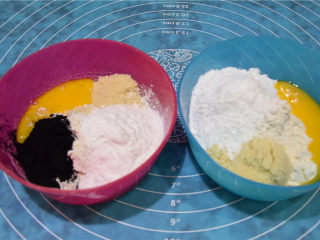 6、舌尖3栩栩如生瓜子酥（低粉版）,两种颜色的面团都要加入蛋黄液。