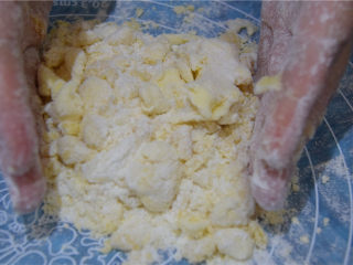 7、舌尖3栩栩如生瓜子酥（低粉版）,分别将它们与黄油混合。