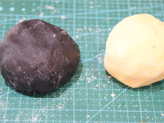 8、舌尖3栩栩如生瓜子酥（低粉版）,形成两个颜色的面团。