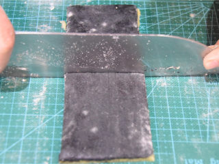 12、舌尖3栩栩如生瓜子酥（低粉版）,将修整好的面片中间切开。