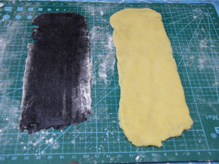 9、舌尖3栩栩如生瓜子酥（低粉版）,将两块面团擀成大小差不多一致的面片。