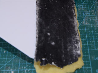 10、舌尖3栩栩如生瓜子酥（低粉版）,将黑色面片搭在白色面片上。