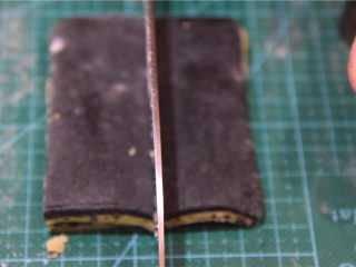 14、舌尖3栩栩如生瓜子酥（低粉版）,在平均中间的位置切开一刀。