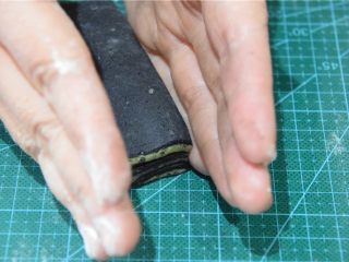 16、舌尖3栩栩如生瓜子酥（低粉版）,用手修整，边缘整齐即可。