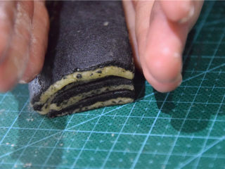 17、舌尖3栩栩如生瓜子酥（低粉版）,轻轻的用手掌侧面按压其中的一端，如图所示。