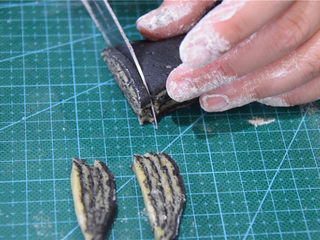 18、舌尖3栩栩如生瓜子酥（低粉版）,从侧面切开，就形成了瓜子皮的纹路。